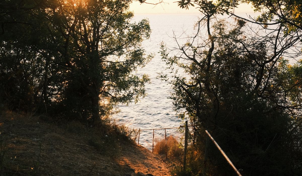 Planning a Safe Coastal Walk Along Exposed Cliffs