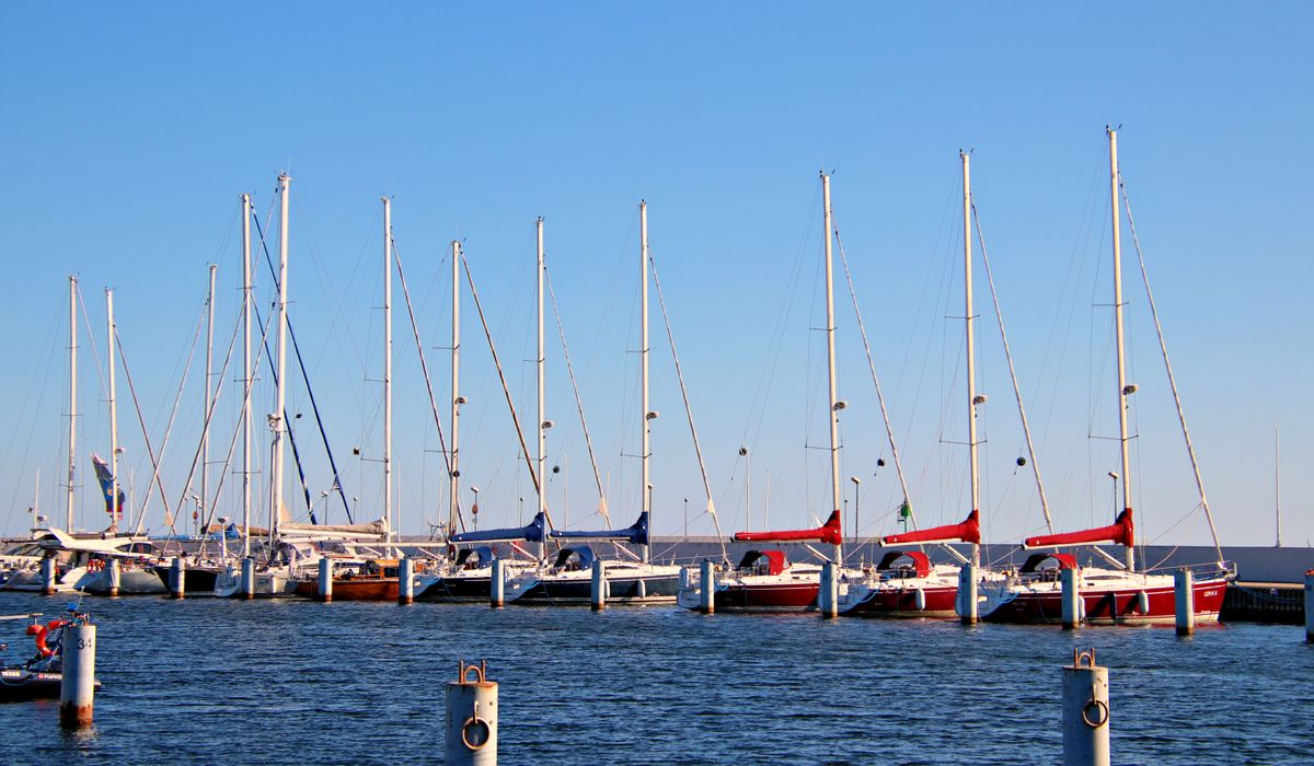 Simple Weather Signs for Coastal Sailors to Watch